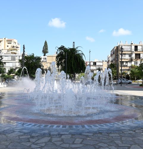 מזרקות מתזים בשכונת מגדלים בשדרה. צילום: עיריית חולון
