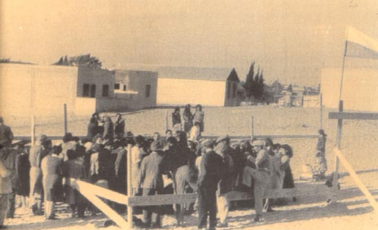 הנחת אבן פינה לבתים הראשונים - 1937