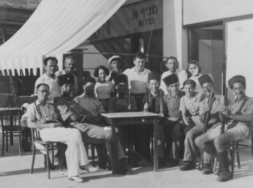 הנוטרים בצילום קבוצתי בבית קפה יהודה 193
