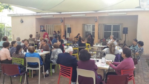 ישיבה סביב השולחנות בבית קפה