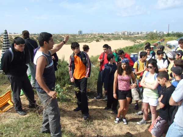 ​כיתה ח' 3 מבית ספר קציר בתדריך לקראת יום פעילות בחולות​